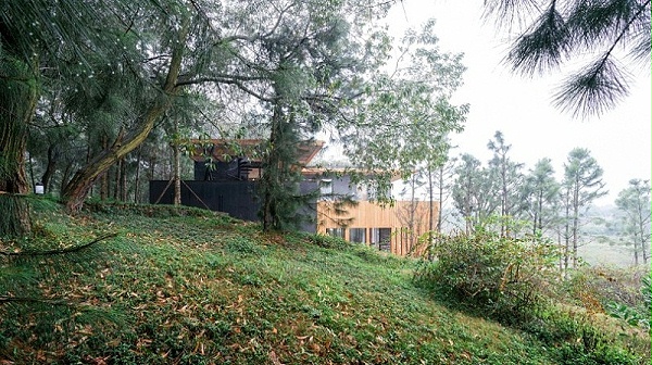 Teak-House-–-A-modern-wooden-house-design-interplay-between-culture-and-environment-2