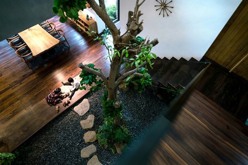 Teak-House-–-A-modern-wooden-house-design-interplay-between-culture-and-environment-9